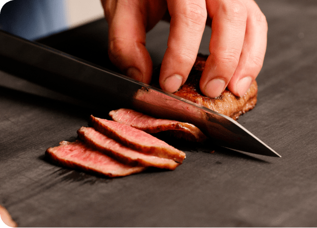 牛肉をカットする